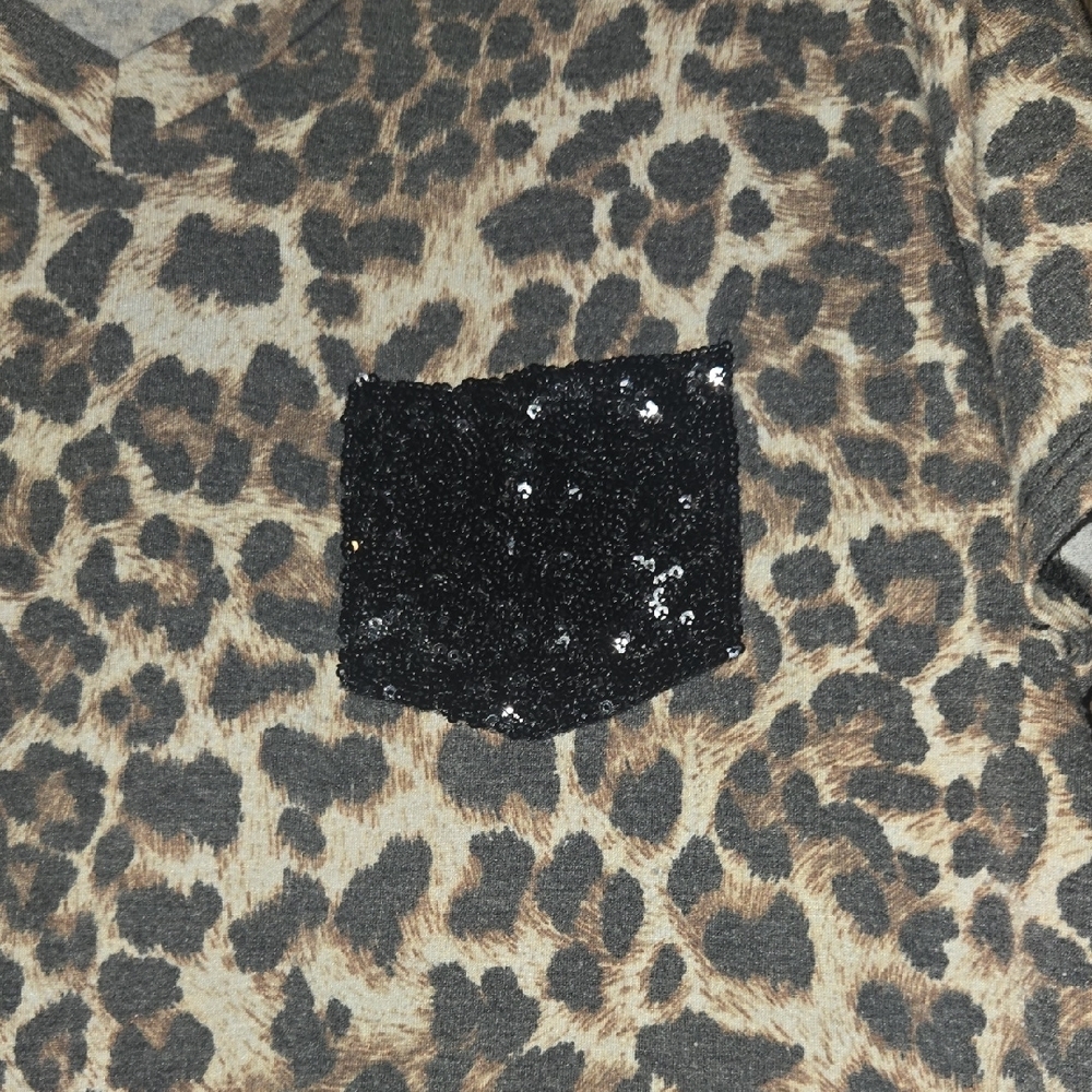 Source Unknown Animal Print V-Neck Tee with Black Pocket - Picture 2 of 2